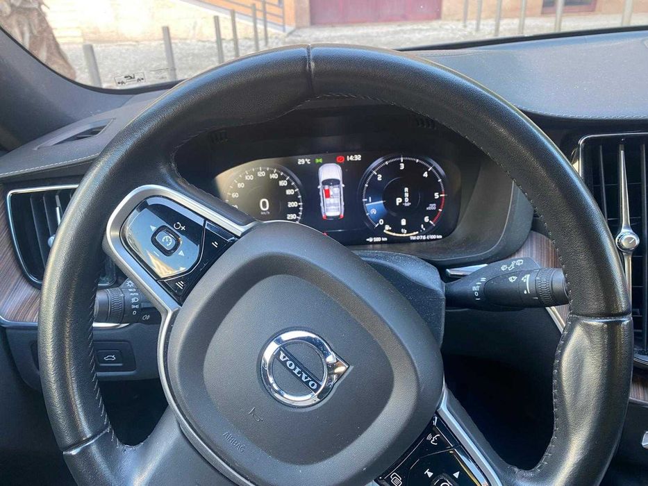 Volvo XC60 2.0 B4 Diesel Mild-Hybrid Momentum Pro AWD — photo 4