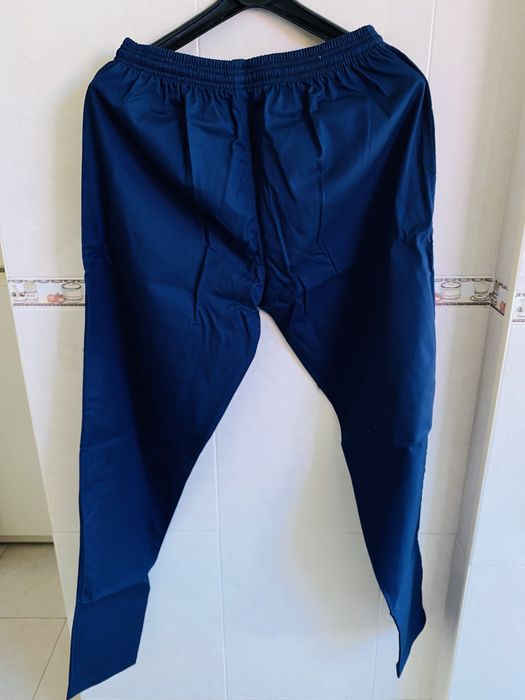Médico masculino usa roupas
