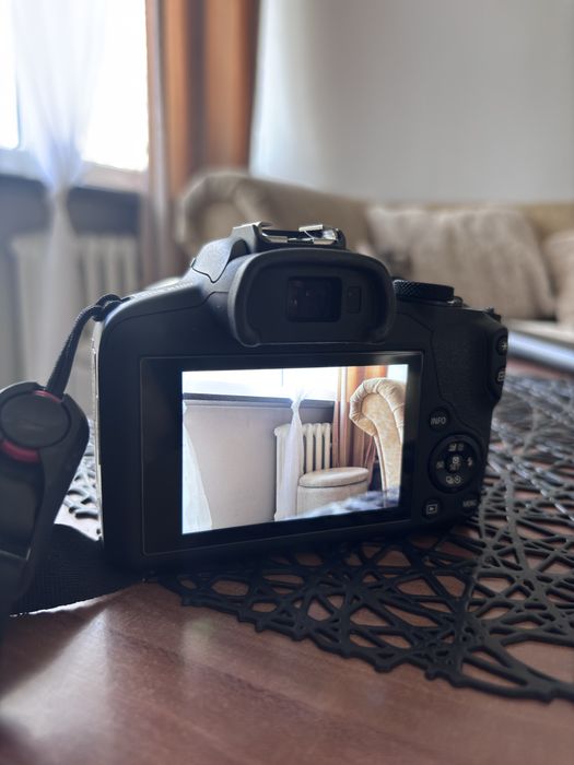 Aparat canon eos r100