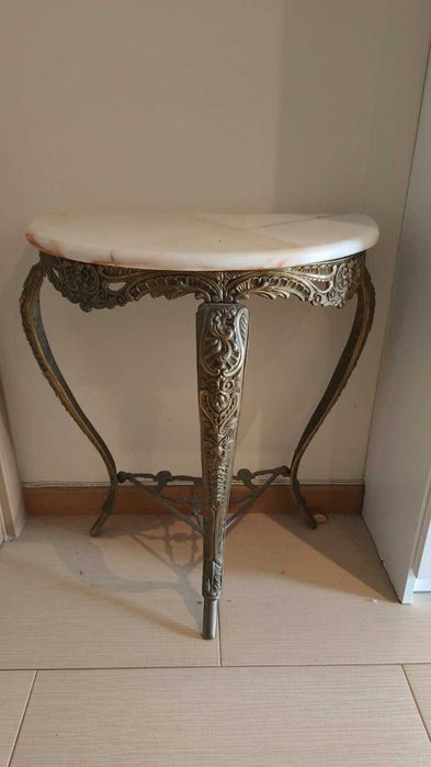 Aparador /mesa lateral pés em ferro e tampo mármore