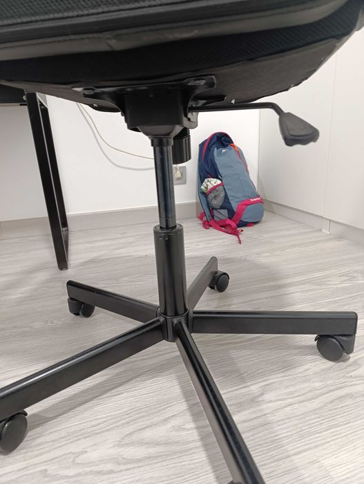 Cadeira preta rotativa