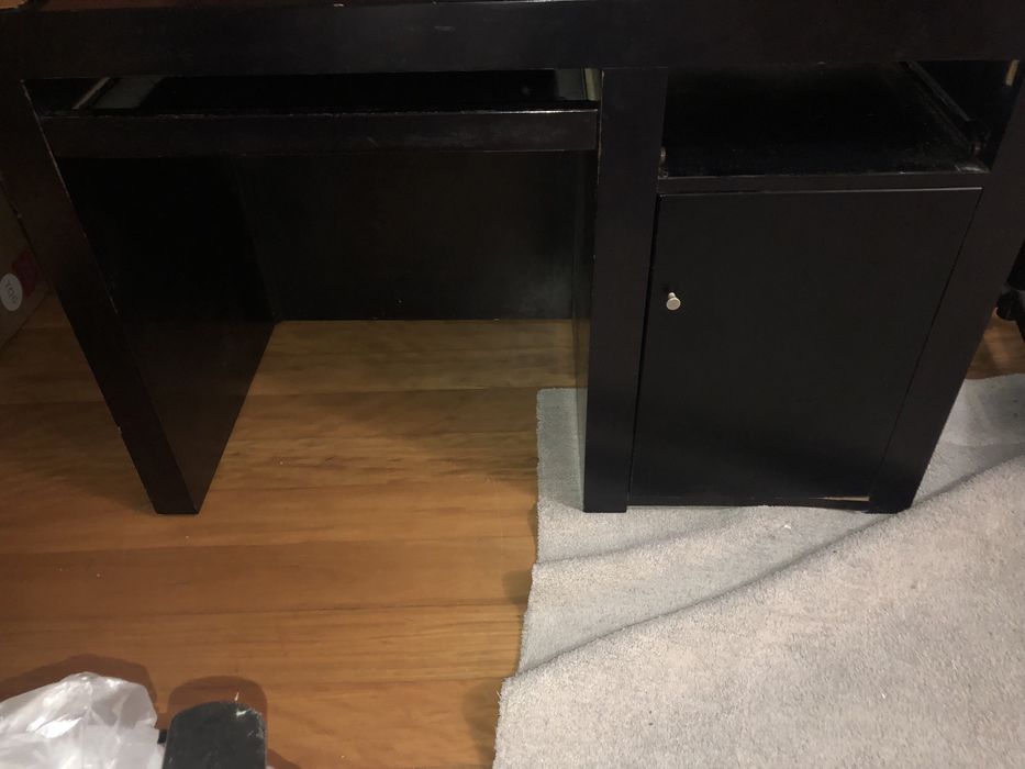 Duas secretarias de mogno massico