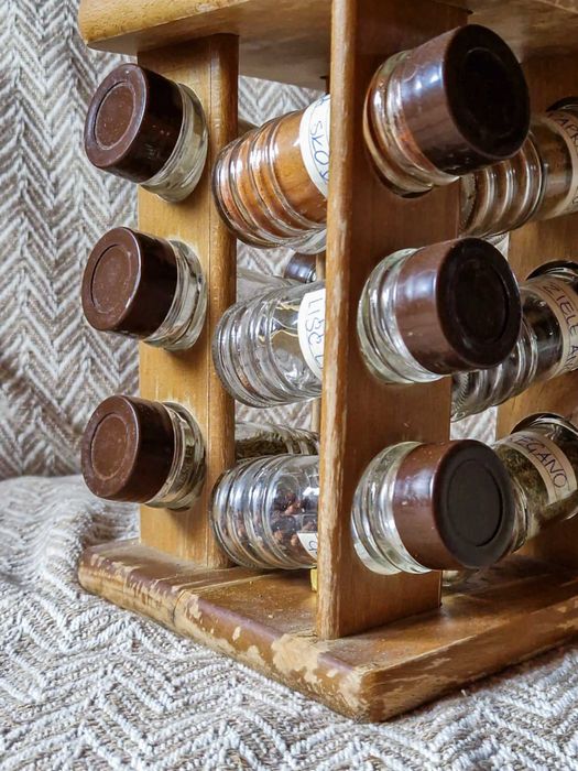 Stojak na przyprawy drewniany - szklane słoiczki