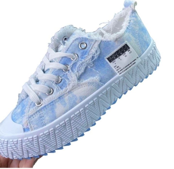 Trampki dekatyzowane z przetarciami