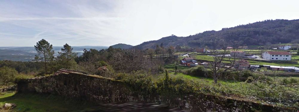Quinta 2500 m2 em Paços Vilharigues (Vouzela, Viseu) para venda com 1 casa principal e 1 casa secundária, e uma adega centenária