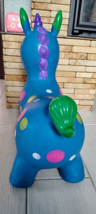 Коник стрибунець Єдиноріжка