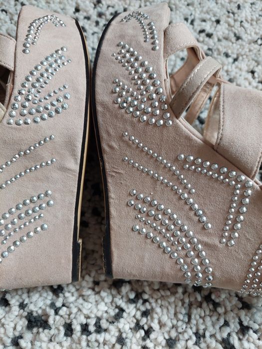 Sandálias bege com aplicações