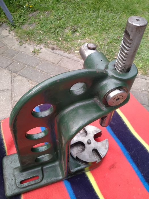 Prasa ręczna śrubowa balansowa