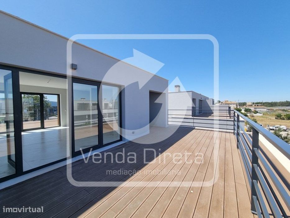 Luxuosa Moradia V4 com ROOFTOP, jardim e Churrasqueira - Alcochete.
