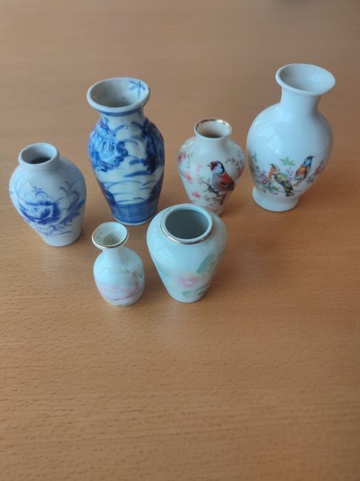 Pequenas jarras em cerâmica.