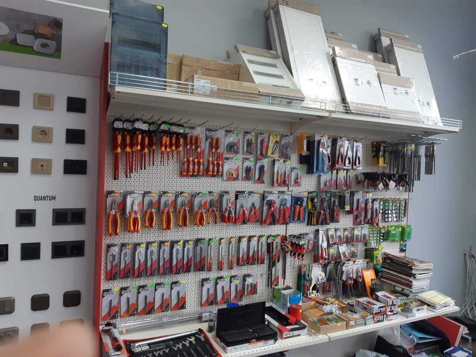 Стелажі для торгівлі (стелажі з гачками, касові зони, холодильники).