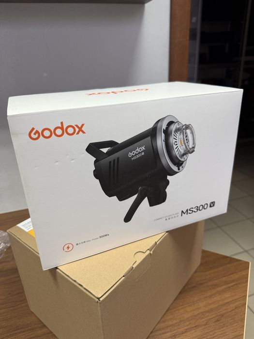 Студійний спалах Godox MS300v в ідеальному стані на гарантії є коробка