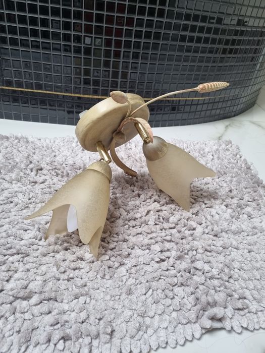 Piękna lampa z możliwością regulacji kierunku oświetlenia