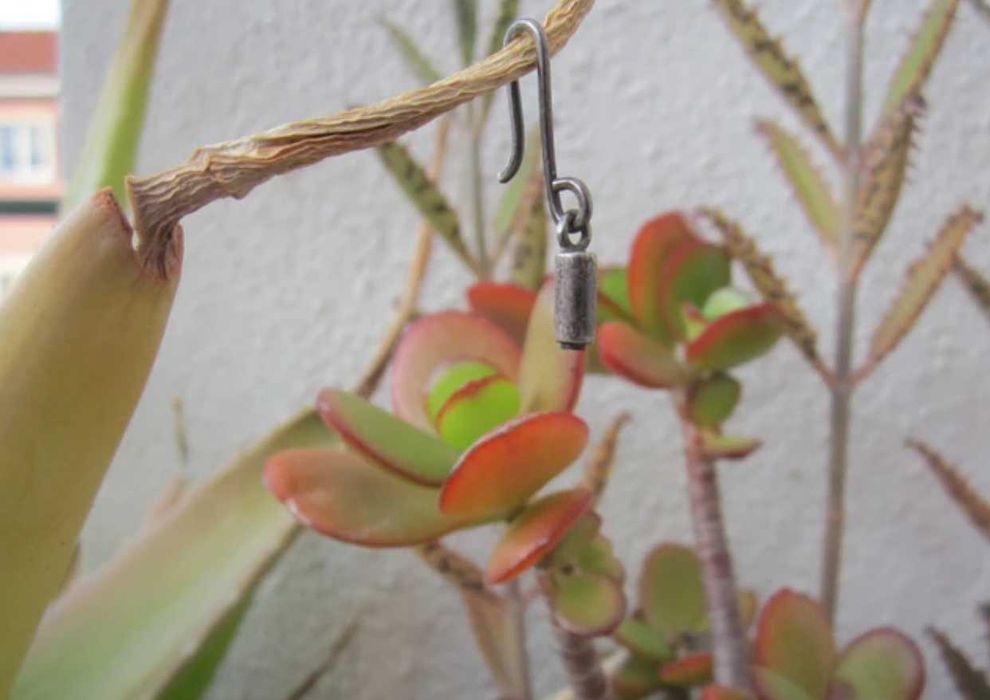 Brinco Tubo de aço prateado com final borracha preta