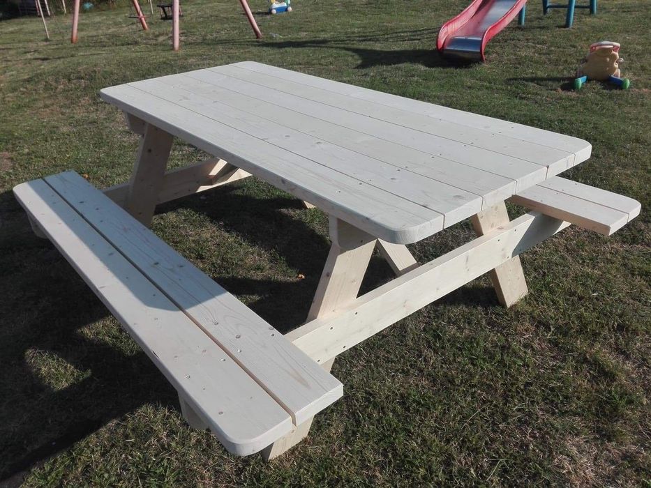 Nowy stół z ławkami