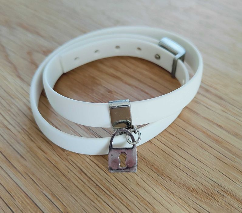 Biała bransoletka z zawieszką Ania Kruk