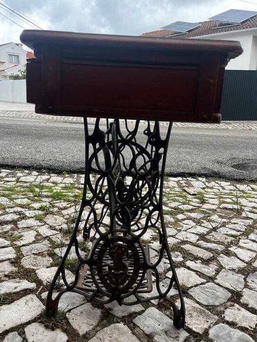 Base de Máquina de Costura Singer Antiga