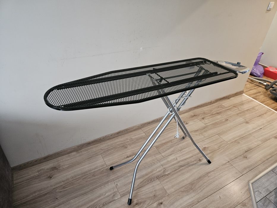 Stojak do prasowania ubrań z gniazdkiem
