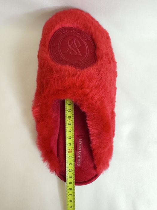 Червоні хутряні капці Victoria's Secret Signature