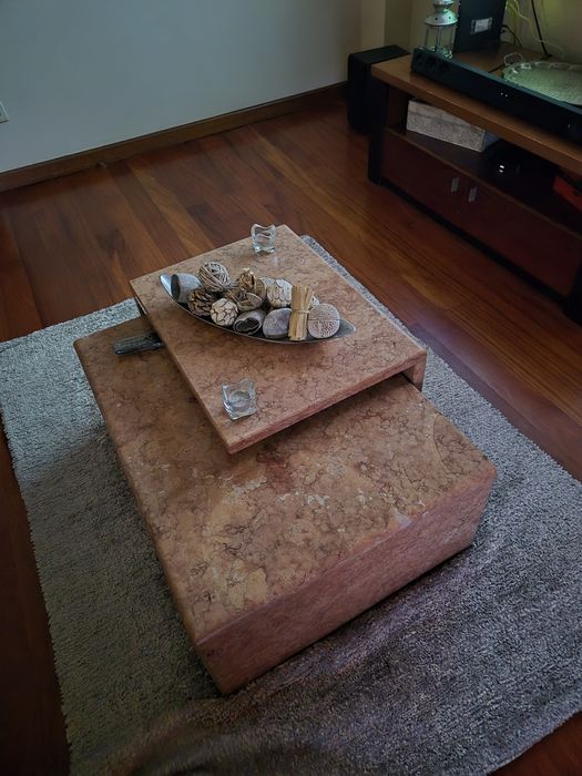 Trio de Mesas de marmore em tons rosa