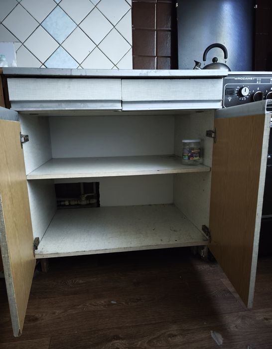 Продам стіл кухонний та підвісні шафи