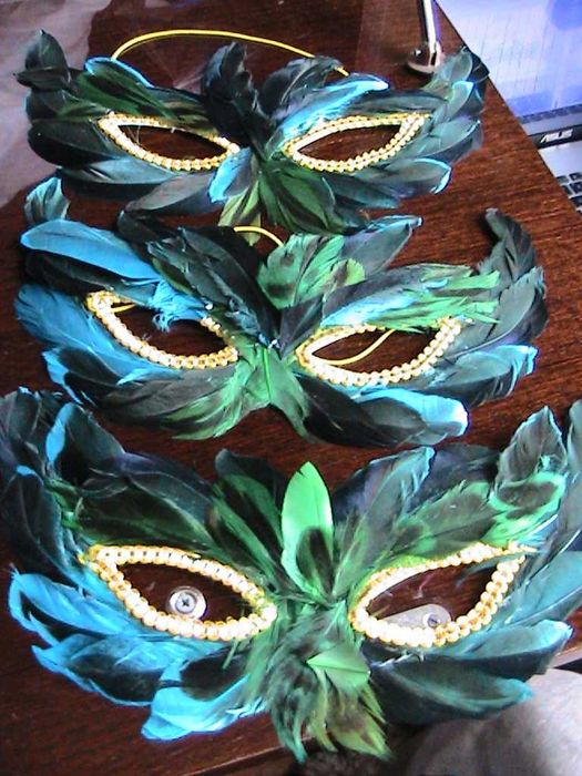 маска из перьев на Новый Год