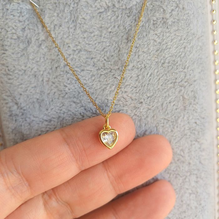 Colar delicado ponto de luz de coração em zirconia Swarovski banhado a ouro em aço inoxidável