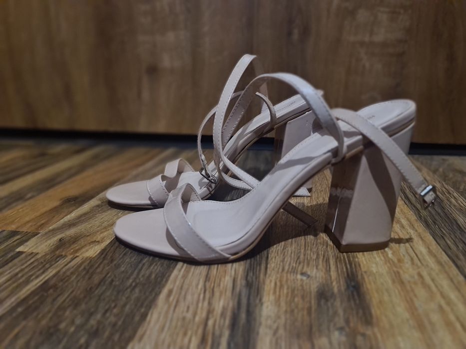 Piękne Beżowe obcasy