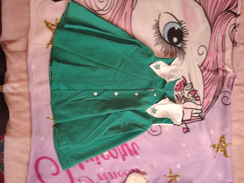 Vendo 3 vestidos menina novos