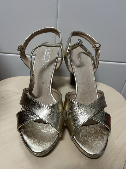 Sapatos dourados