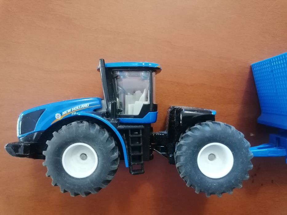 Tractor New Holland com reboque