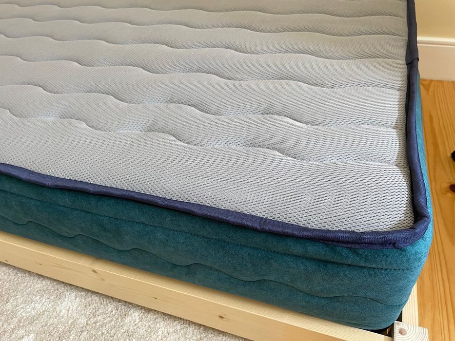 Vende-se Colchão e Cama de criança novos.