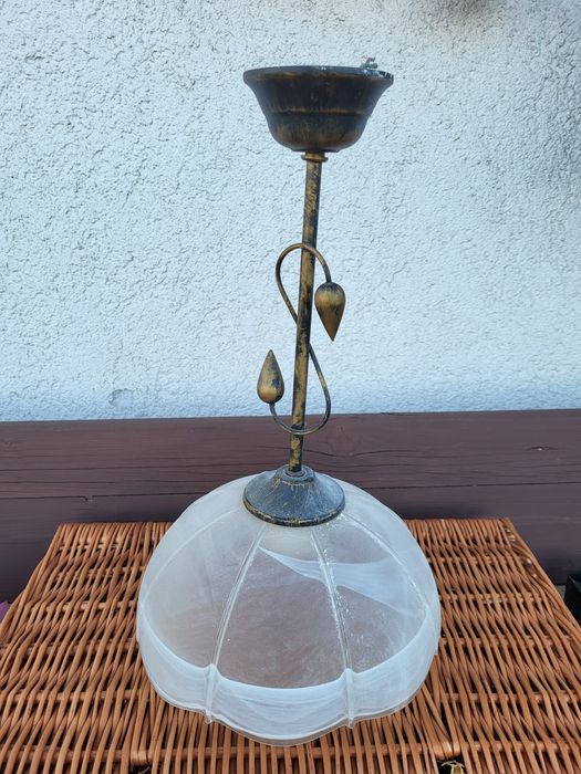 Lampa wisząca z ozdobnym akcentem