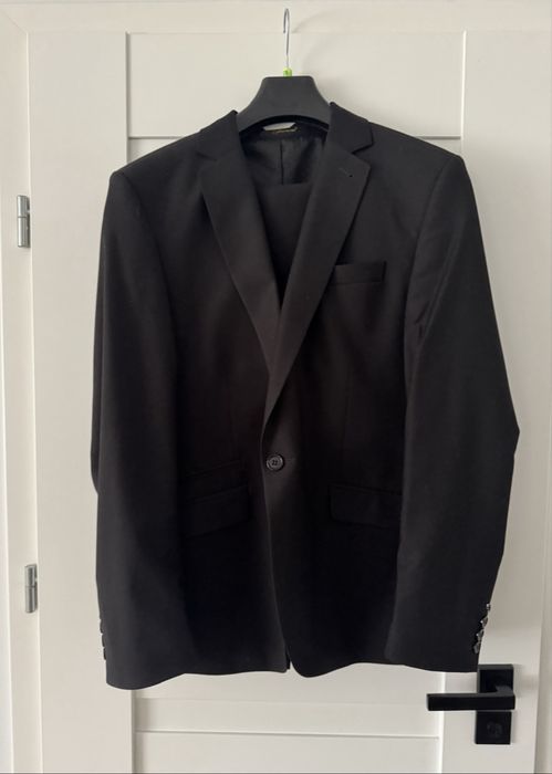 czarny klasyczny garnitur męski ferrano polska firma