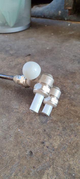 Zawòr grzejnikowy  dolny