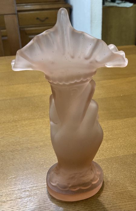 Jarra em vidro opalino em forma de mão cor de rosa