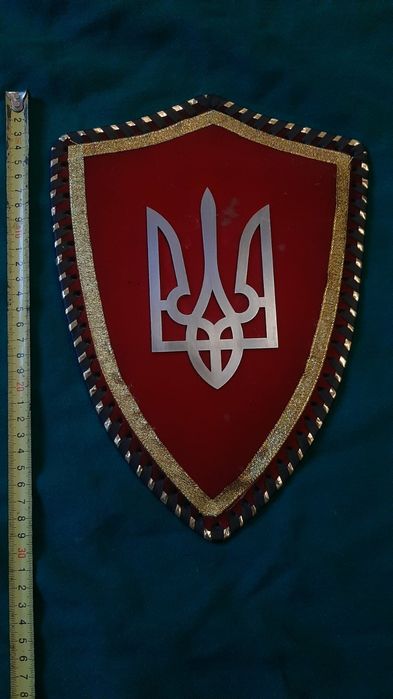 Герб тризуб на шите