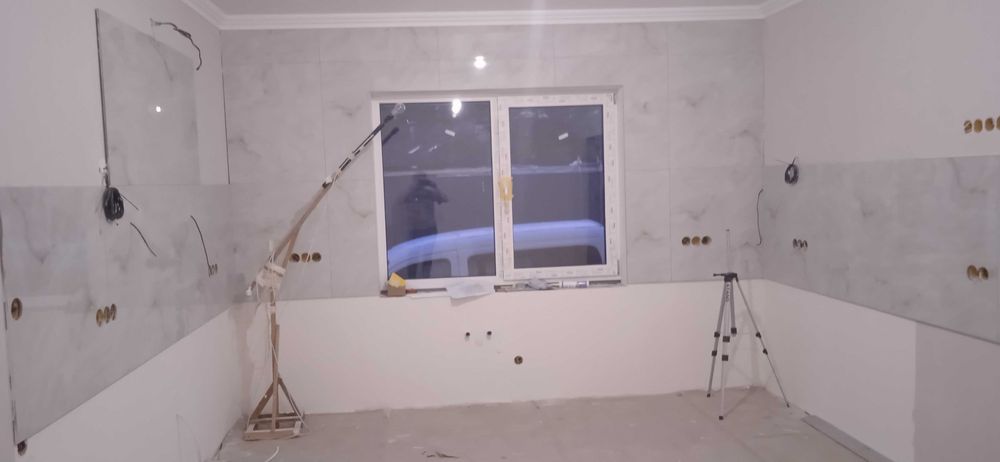 Ремонт будинку під ключ, шпаклівка стін натяжні стелі стяжка