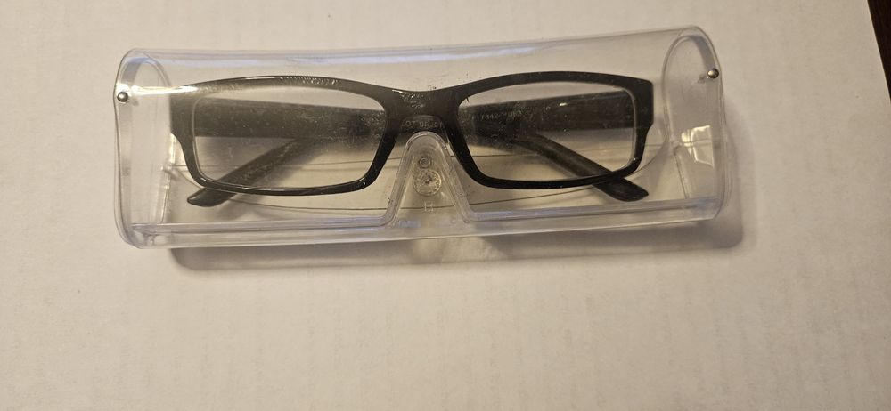Okulary korekcyjne plus 1 nowe z etui