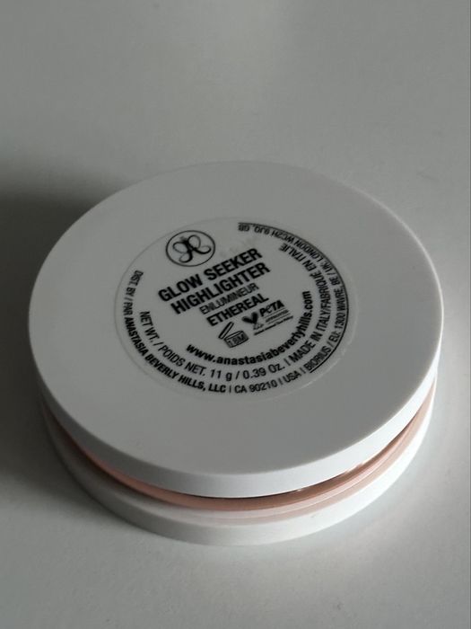 Anastasia Beverly Hills Glow Seeker Etheral rozświetlacz