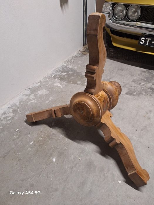 Mesa antiga redonda em madeira