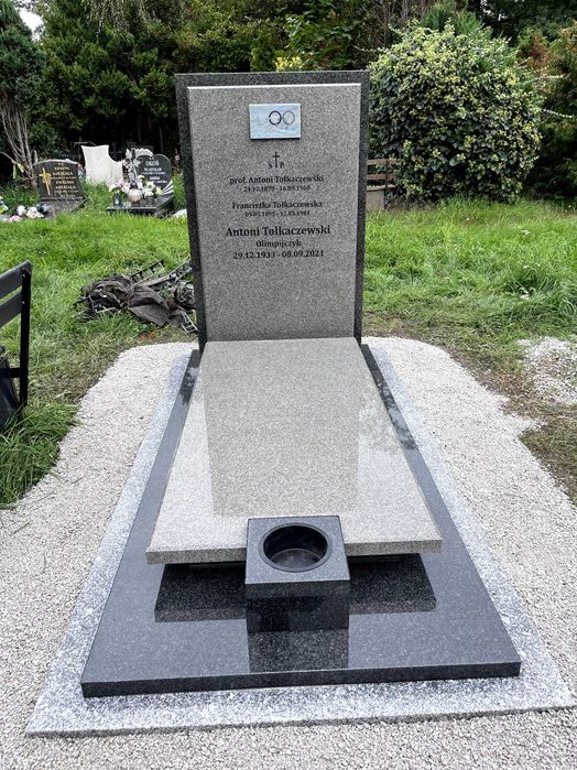 Nagrobek granitowy BOHUS BRYŁA