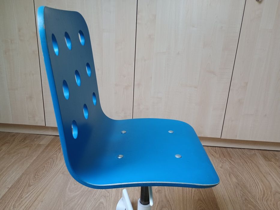 Krzesła obrotowe Ikea Jules niebieskie i różowe.