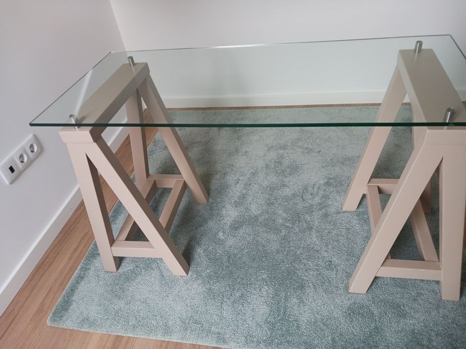 Mesa de escritório com tampo em vidro transparente
