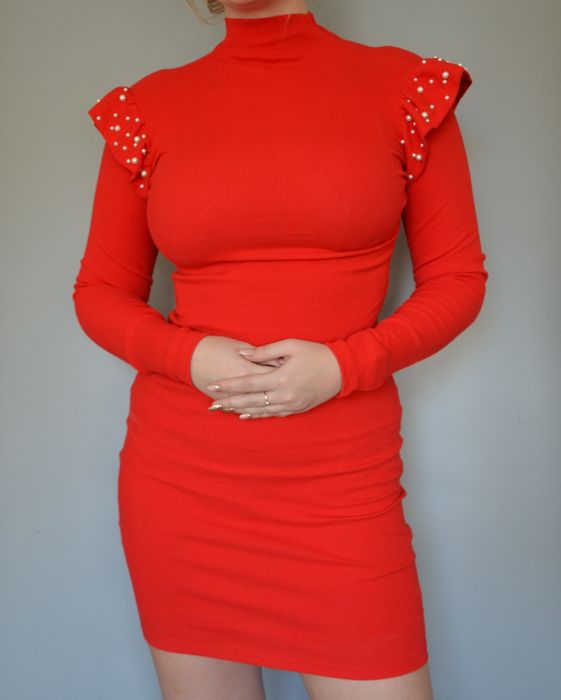 Czerwona sukienka dopasowana bufki koraliki golf S M
