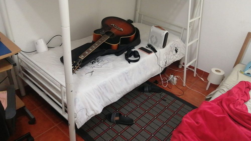 BELICHE com 2 camas para colchão 90x200cm. Óptimo estado. Vendo também os 2 colchões, por +90€