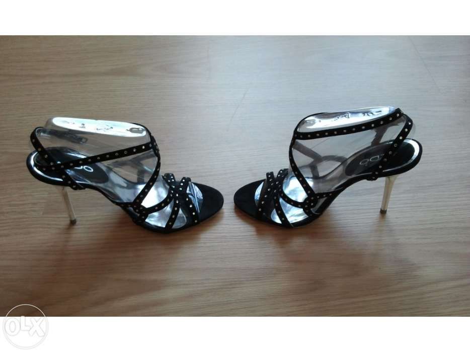 Sapatos Pretos. Marca Aldo. Número 36. Salto alto.
