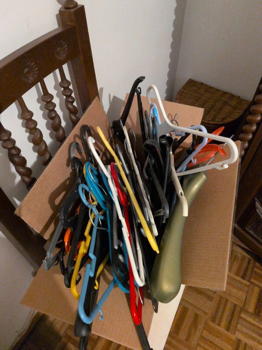 Cabides - entre 40 e 50 cabides - variados