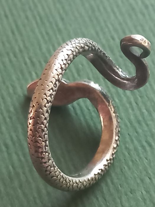 Pierścionek w kształcie węża, żmii - srebro próby 0.900