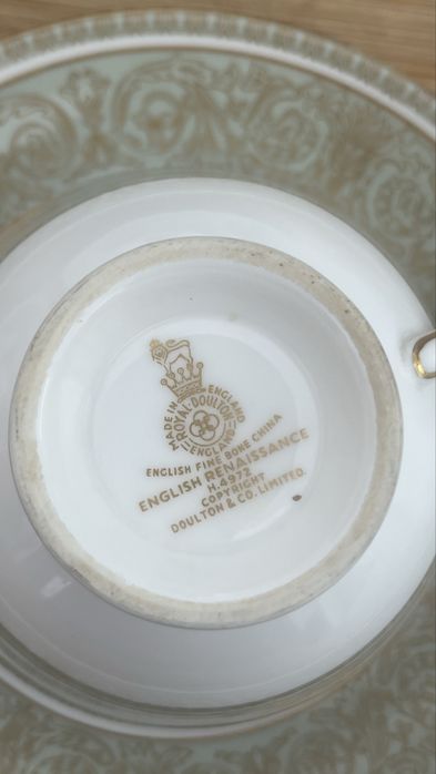 Serviço de Jantar e Chá em Porcelana Fina com Detalhes Dourados